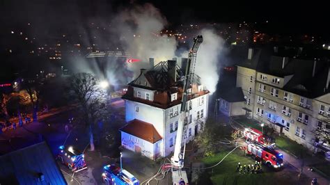 Strażacy gaszący płonący dach kamienicy przy ulicy Karabinierów w Grudziądzu
