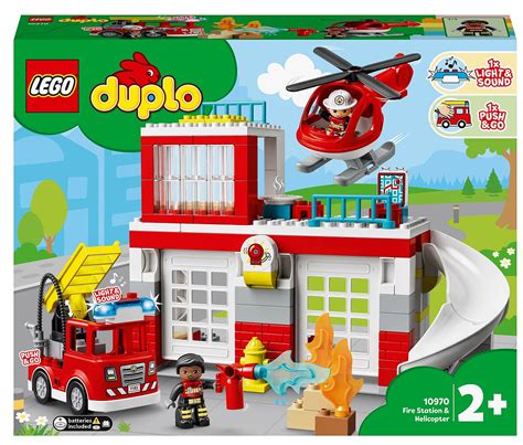 Zestaw LEGO DUPLO Remiza Strażacka 10593 w całości, prezentujący budynek i pojazdy strażackie