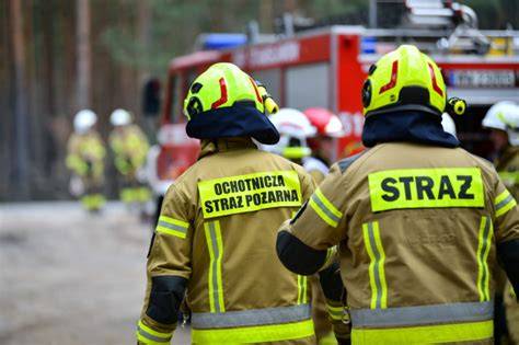 Strażacy ochotnicy podczas akcji ratowniczej (zdjęcie, akcja OSP)