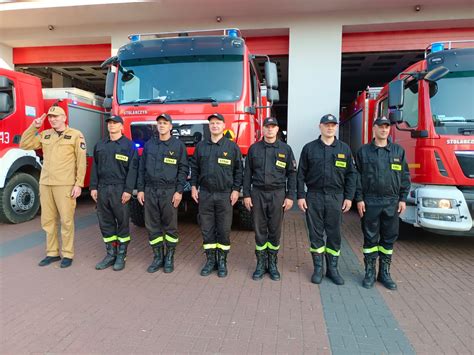 Fotografia strażaków składających hołd poległemu koledze