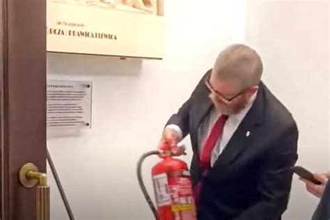 zdjęcie Grzegorza Brauna z gaśnicą w Sejmie