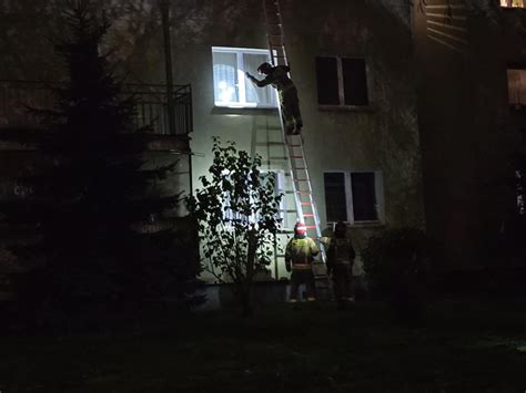 zdjęcie służb ratunkowych na miejscu pożaru mieszkania