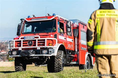 zdjęcie średniego samochodu bojowego Mercedes 1222 należącego do OSP Koźmin