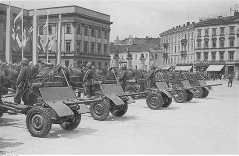 Historyczne zdjęcie konnego zaprzęgu strażackiego w Warszawie