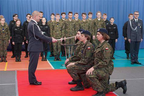 zdjęcie uczniów klas mundurowych składających ślubowanie na placu Wolności w Opolu