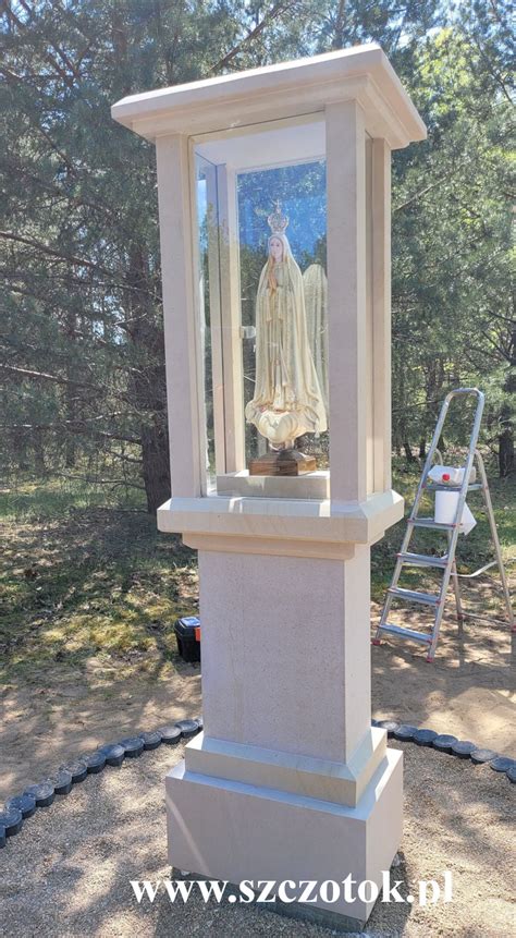 wnętrze zabytkowej kapliczki z elementami artystycznymi