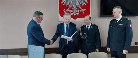 Zdjęcie przekazania promesy na zakup samochodu dla OSP Mirosławice
