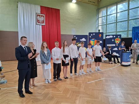 Zdjęcie płonącej hali Bistyp w Legionowie z widocznymi kłębami gęstego, czarnego dymu