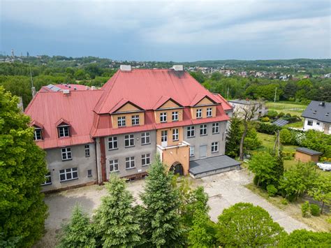 Zdjęcie przedstawiające budynek dawnej przychodni przy ul. Skorupki, obecnie zaadaptowany na cele mieszkalne i społeczne przez ruch squatterski.