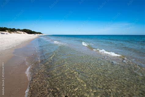 Złocista plaża Sani Beach z widokiem na Morze Egejskie