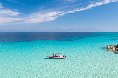 Orange Beach (Portokali) na Sithonii z turkusową wodą i białymi skałami