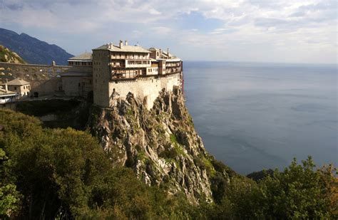 Widok na Górę Athos i klasztory z daleka, z Morza Egejskiego