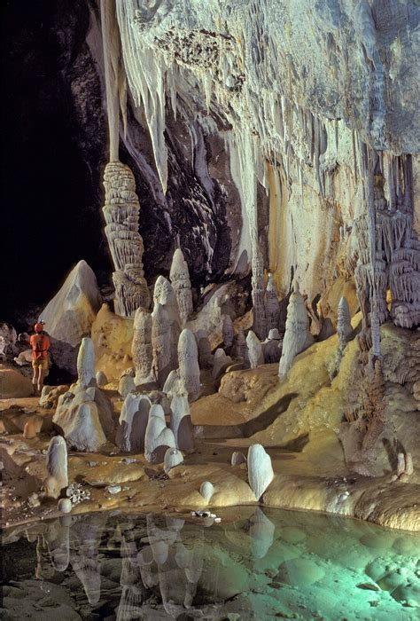Wnętrze Jaskini Petralona ze stalaktytami i stalagmitami