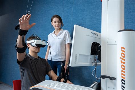 zdjęcie przedstawiające sesję rehabilitacyjną z wykorzystaniem technologii VR