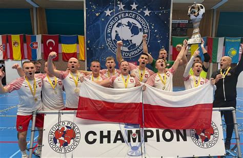 Drużyna polskich strażaków świętująca zwycięstwo w Mistrzostwach Świata w piłce nożnej halowej