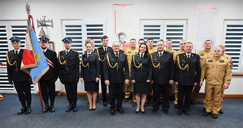 Grupa awansowanych strażaków z Komendy Powiatowej PSP w Kutnie podczas uroczystości