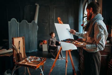 Artysta malujący pejzaż na kolorowym papierze za pomocą pasteli olejnych