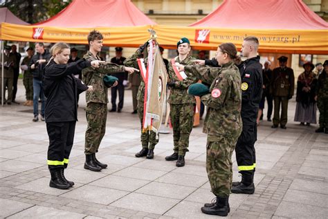 Fotografia kadetów PLO w mundurach podczas uroczystości na nowotarskim rynku