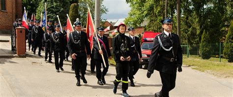 Zdjęcie z obchodów 80-lecia OSP Gościcino, prezentujące strażaków i zaproszonych gości