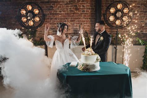Zdjęcie elegancko udekorowanych potraw i tortu weselnego przygotowanych przez Dom Weselny Balin