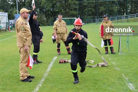Zdjecie drużyn uczestniczących w zawodach strażackich