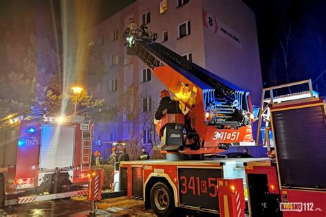 Zagrożenie pożarowe dla zabytkowej cerkwi w Wysowej-Zdroju - widok strażaków w akcji z cerkwią w tle