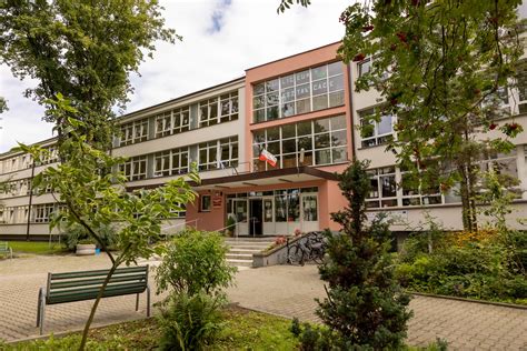 zdjęcie przedstawiające nowoczesny budynek Szkoły Aspirantów PSP lub grupę studentów w mundurach