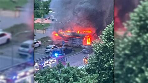 Zdjęcie płonącej altany śmietnikowej na Bielanach w nocy