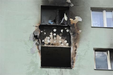 Zniszczone mieszkanie po pożarze w bloku w Rzeszowie, widok na fasadę budynku