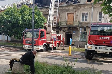 Zdjecie kamienicy przy ul. Łącznej po pożarze z udziałem służb ratowniczych