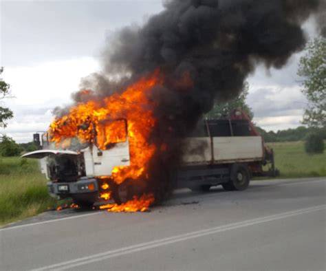 Ciężarówka z wapnem nawozowym w płomieniach na polu