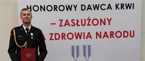 Zdjęcie z gali wręczenia odznak Zasłużony Honorowy Dawca Krwi dla strażaków