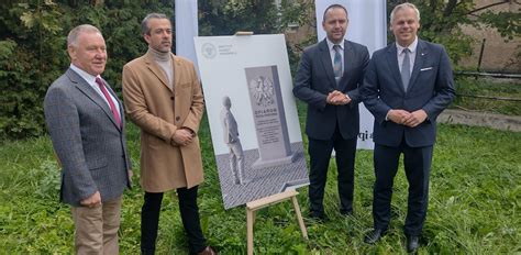 Pomnik upamiętniający ofiary pożaru spichlerza w Osuchowie z tablicą
