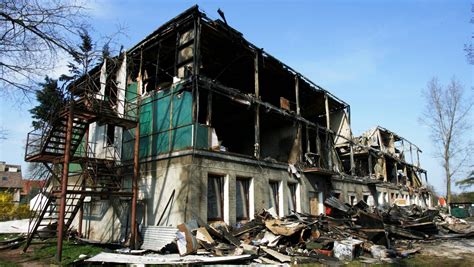 Archiwalne zdjęcie hotelu socjalnego w Kamieniu Pomorskim po pożarze