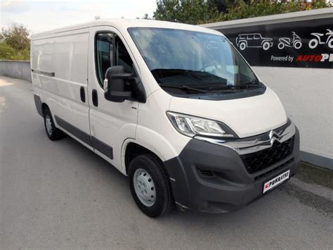 Citroen Jumper Furgon L2H1 w przestrzeni miejskiej