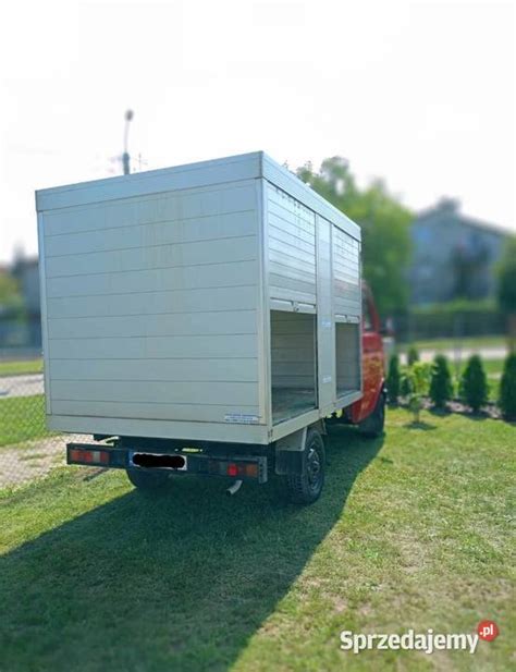 Pojazd typu pick-up ze specjalistycznym kontenerem aluminiowym i masztem oświetleniowym