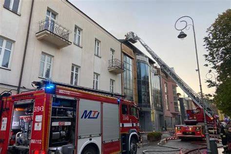 Strażacy gaszący pożar dachu kamienicy w Kutnie