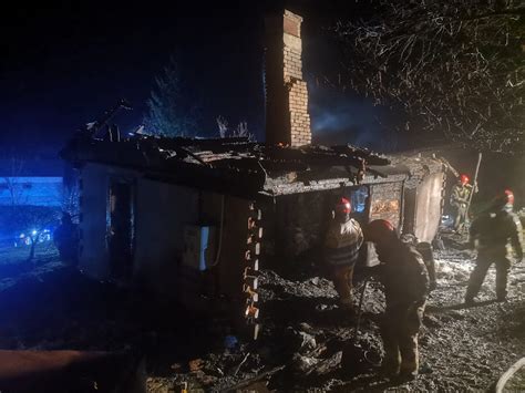 fotografia przedstawiająca budynek mieszkalny po akcji gaśniczej