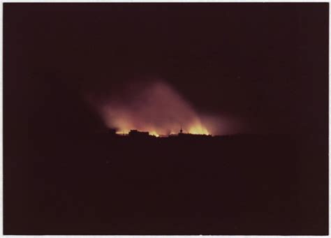 zdjęcie płonącego dachu kamienicy