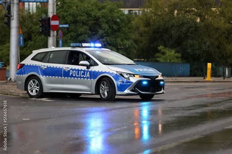 Samochód prywatny z zielonym sygnalizatorem OSP na dachu