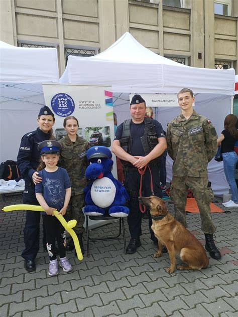 Zdjęcie stoiska profilaktycznego Policji na imprezie plenerowej