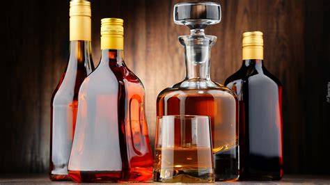 Zdjęcie Starosty Piotra Kołodziejczyka roznoszącego butelki z alkoholem na terenie szkoły