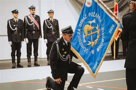 Tematyczne zdjęcie przedstawiające przekazanie sztandaru OSP