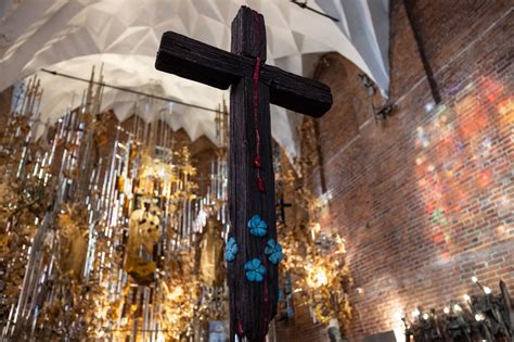 Zdjęcie: Krzyż na ołtarzu katedry Notre-Dame po pożarze