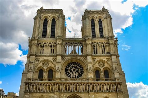 Zdjęcie: Zewnętrzna fasada katedry Notre-Dame przed pożarem