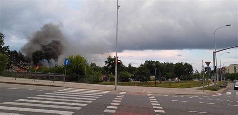 Zdjęcie ukazujące gigantyczny pożar Lidla na Bielanach, z wysokimi płomieniami i gęstym dymem