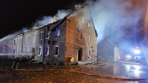 płonący budynek wielorodzinny, akcja straży pożarnej w nocy