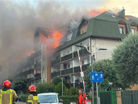 strażacy gaszący pożar dużego budynku w Ząbkach
