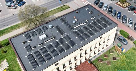Schemat przedstawiający umiejscowienie syren alarmowych na budynkach użyteczności publicznej oraz ich zasięg dźwiękowy w terenie zabudowanym.
