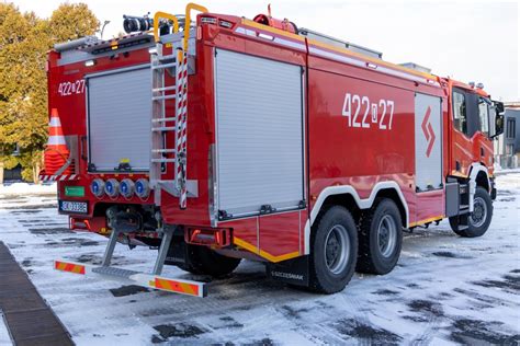 Ciężki wóz strażacki GCBM z dużą cysterną.